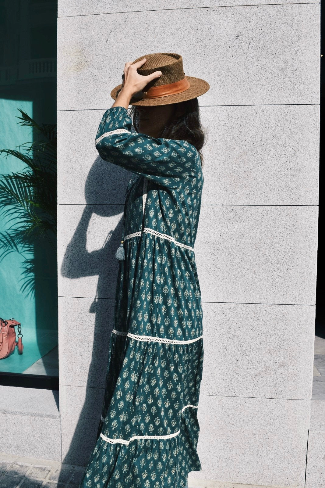dos mujeres con vestidos de flores en el campo 