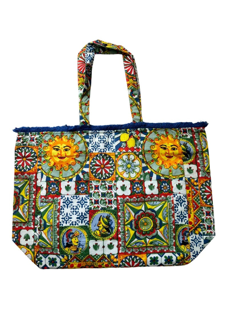 Bolsos de diferentes diseños sobre rama de árbol en laplaya